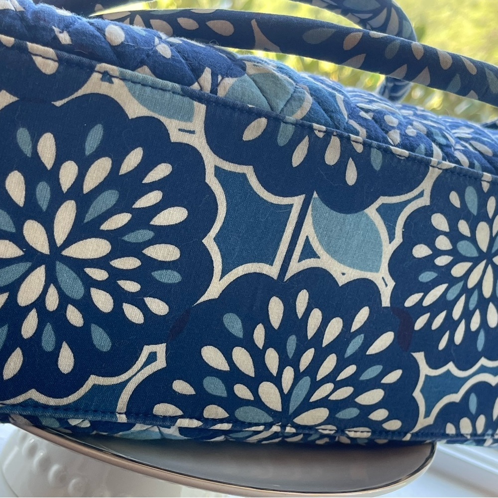 Vera Bradley blue and white purse, large size!! - Picture 5 of 7